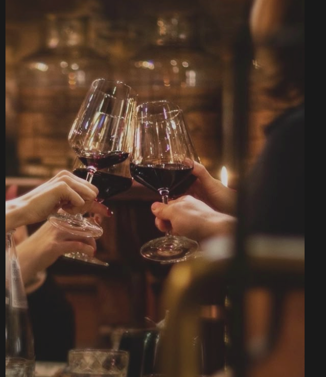 Dinner show with wine glasses
